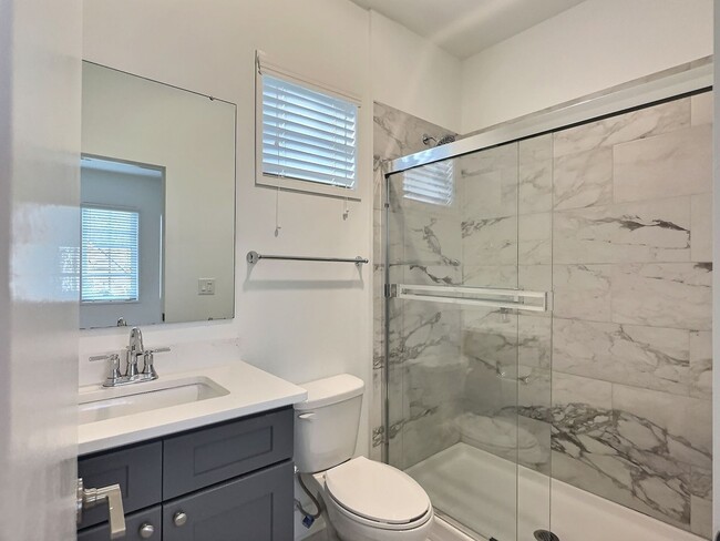 Building Photo - 3 Bed, 2 Bath Flat for Rent in Highly Desirable Hampstead!!!