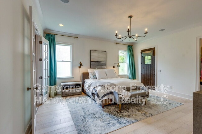 Building Photo - 1806 Burland Cres