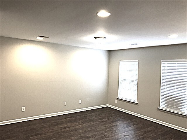Building Photo - 100 Wildberry Ln