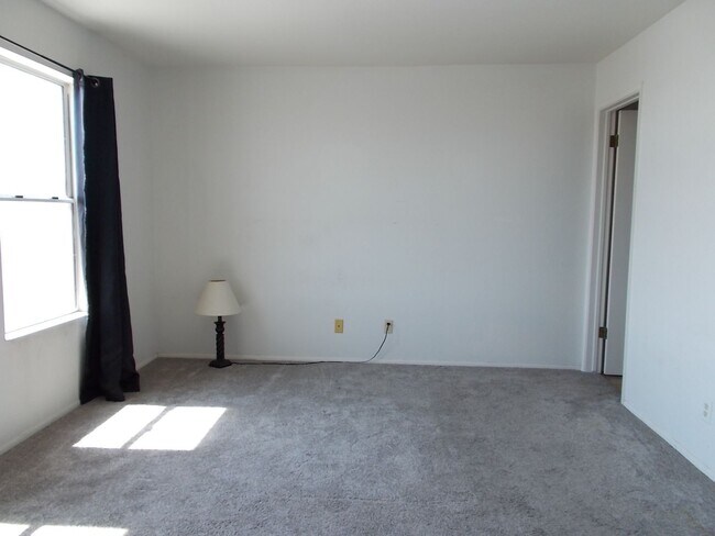 Building Photo - 2 Bed / 2 Bath Fully Furnished Condo – Top Floor Living!