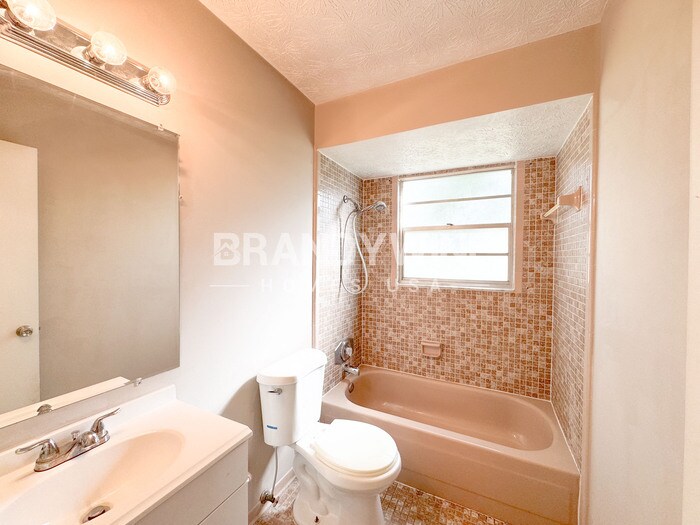 Building Photo - 807 Turtle Creek Dr N