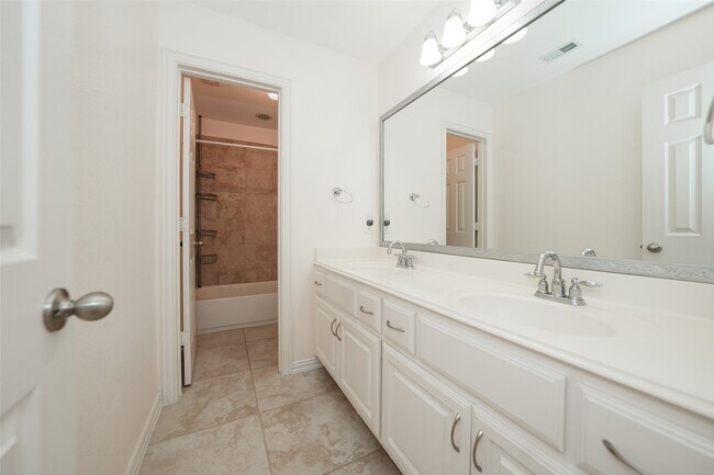 Building Photo - 4426 Greenwood Trace Ln