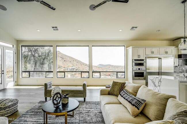 Building Photo - 301 E Jomax Rd