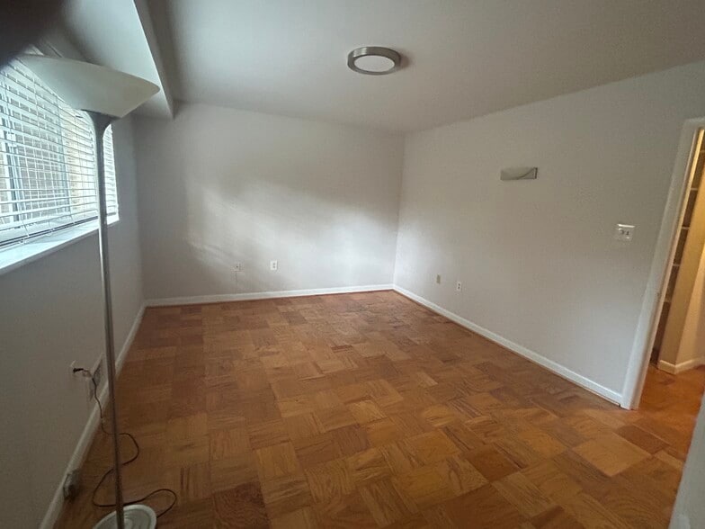 Building Photo - 10613 weymouth st 101