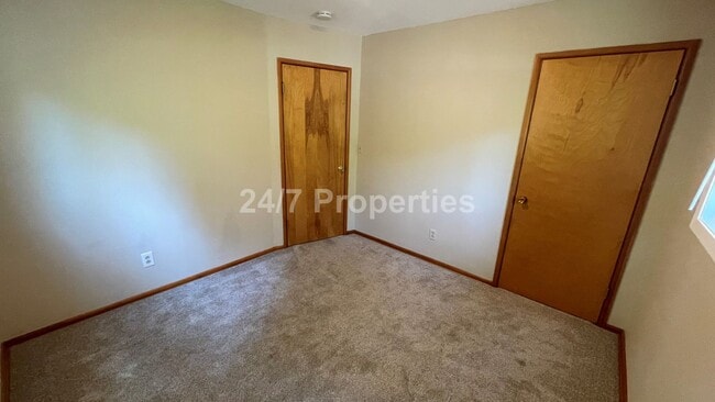 Building Photo - Spacious 4BD I 2BA Home w/ Separate Living...