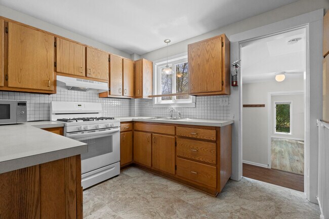 Building Photo - 671 Cornwall Ave