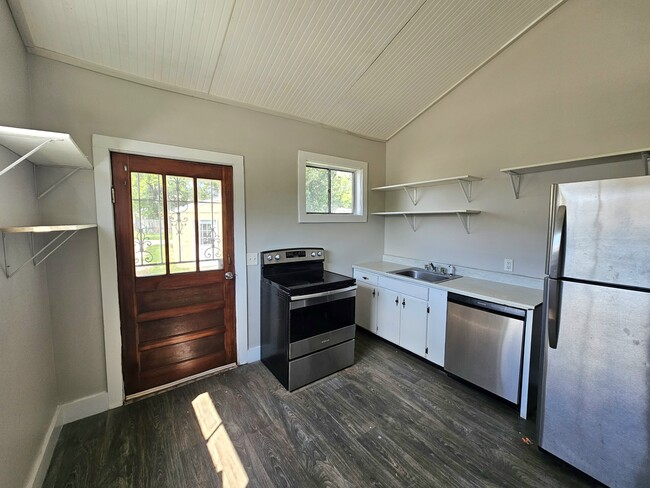 Building Photo - 2109 Anderson Ave