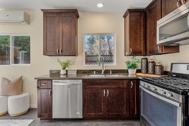 Building Photo - "Charming 1-Bedroom Apartment in the Heart of Bronx – Your Perfect Urban Retreat!"