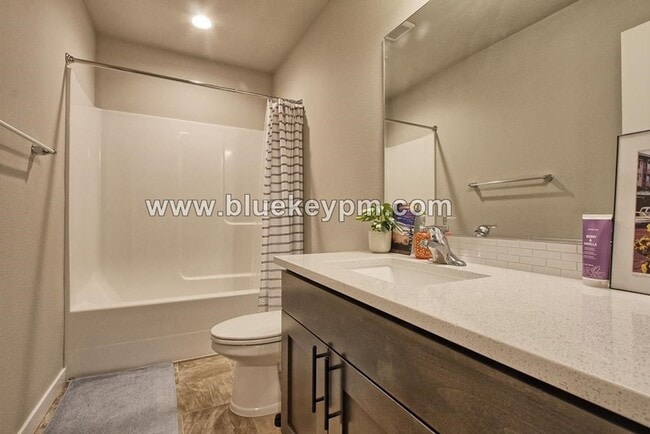 Building Photo - 3 Bed, 2.5 Bath Home in Whipple Creek Vill...