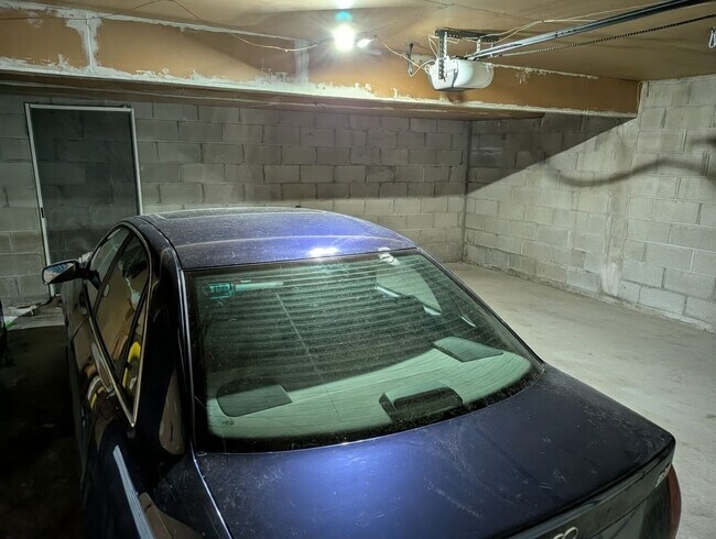 Building Photo - Awesome 3 bed unit