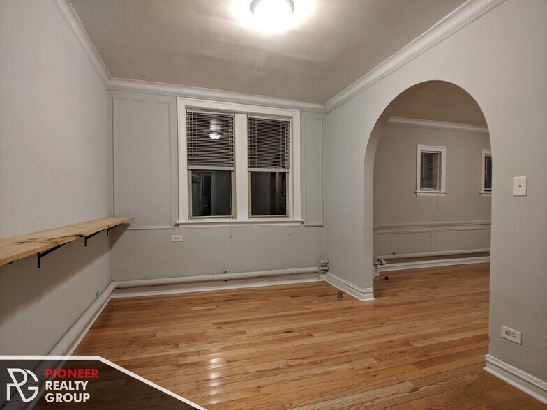 Building Photo - 546 W Surf St