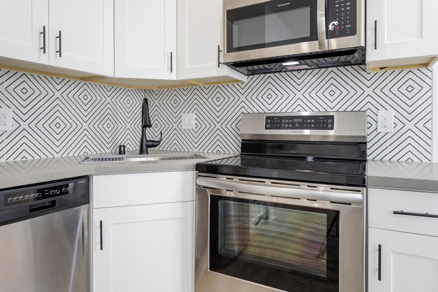 Deep Farmhouse Sink - 329 N Alexandria Ave