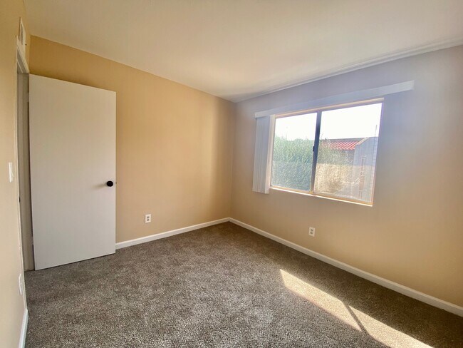 Building Photo - 2521 W Sunflower Ave