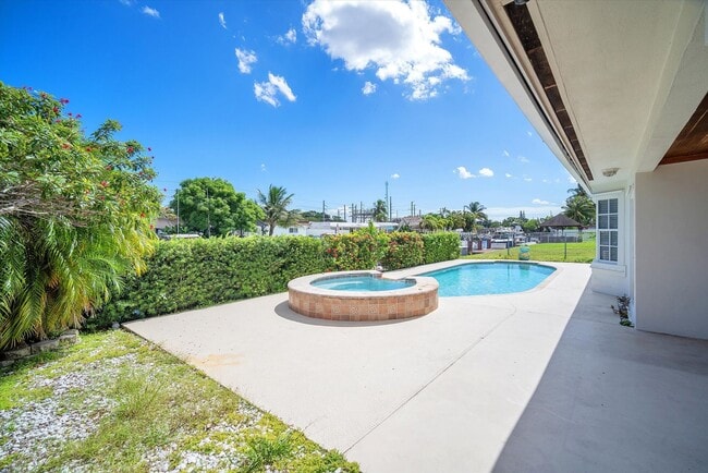 Building Photo - Beautiful house on the water with a pool
