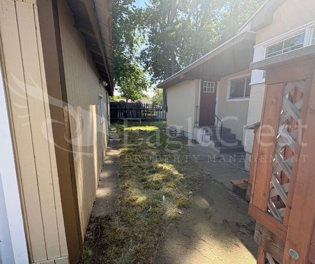 Building Photo - Two Bedroom House with Bonus Room Located ...