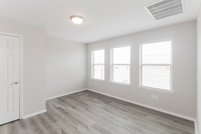 Building Photo - 1565 Acmite Ave
