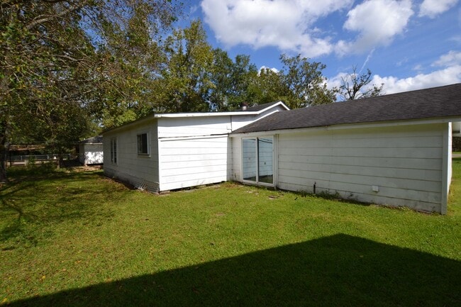 Building Photo - Updated, 3 bedroom, 2 bath home on treed l...