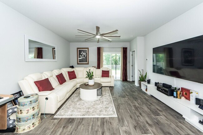 Building Photo - 239 Pine Crest View Dr