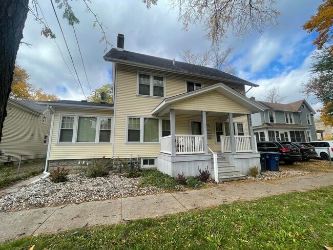 Building Photo - 806 Sybil St