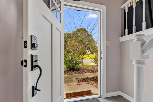 Building Photo - 11423-11425 5 Cedars Rd