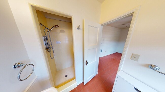 Building Photo - Charming Detached 1-Bedroom