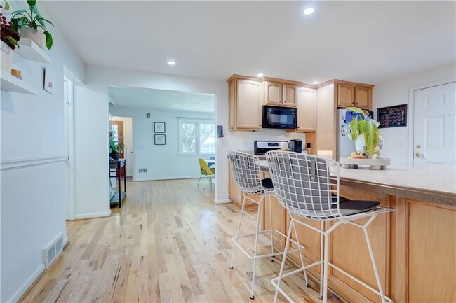 Building Photo - 984 Danby Dr