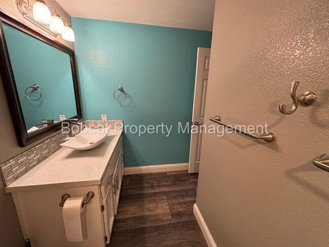 Building Photo - 2066 Southridge Ct