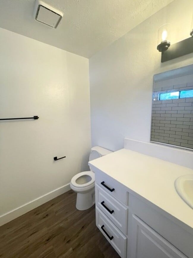 Building Photo - 3 bedroom, 2.5 bathroom home in the heart of Elk Grove