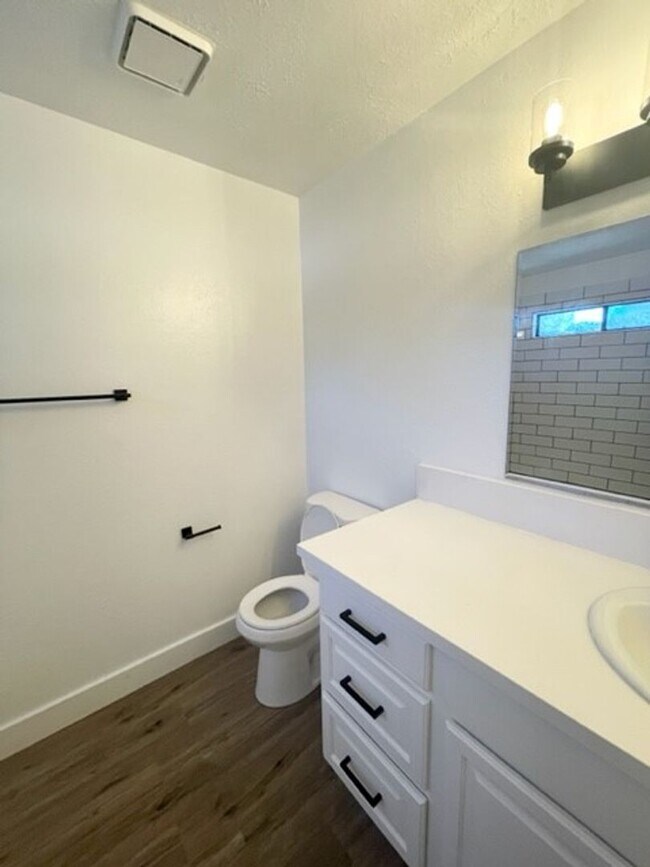 Building Photo - 3 bedroom, 3 bathroom home in the heart of Elk Grove