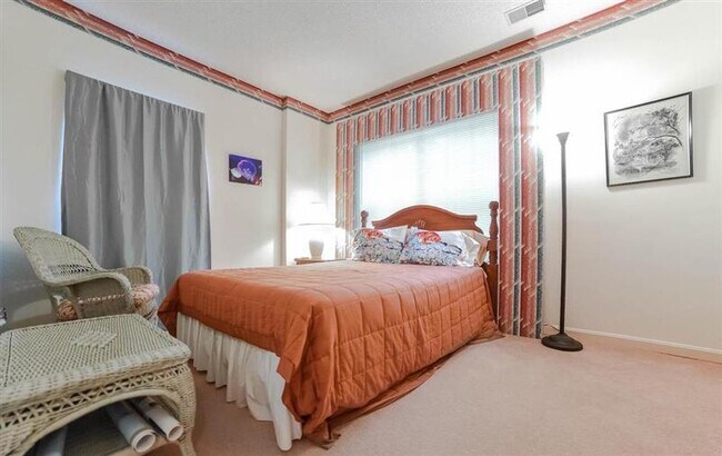 Building Photo - Stunning 2 Bedroom and 2 Bath Townhome !