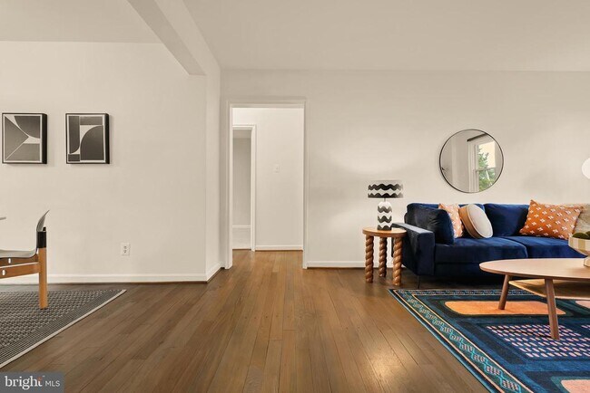 Building Photo - 4818 Chevy Chase Dr