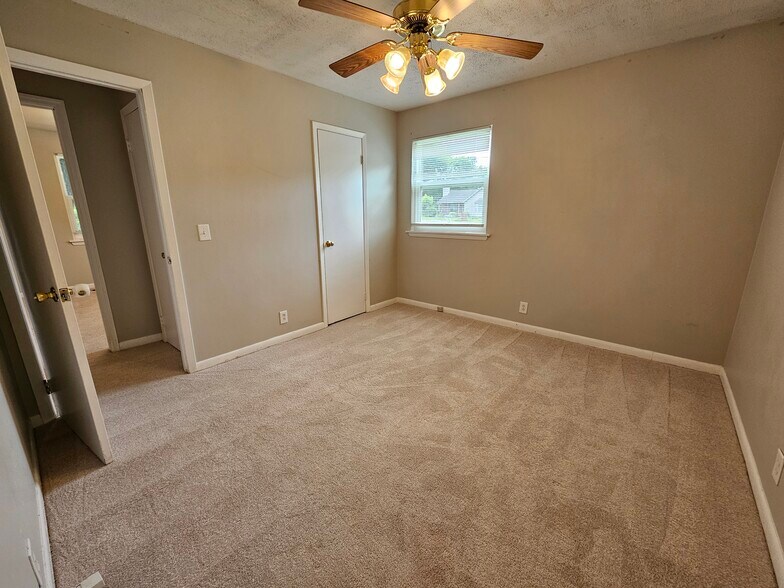 Building Photo - 103 Cedarwood Ct