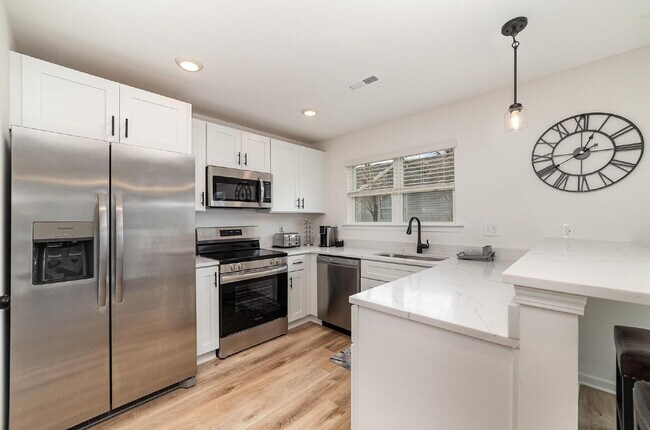 Building Photo - Comfortable & cozy Charlotte Townhouse 10 min from uptown