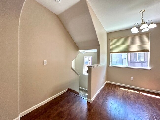 Building Photo - Beautiful 3 Bedroom Tri Level Townhome in ...
