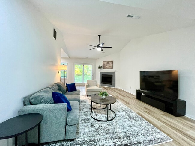 Building Photo - 3210 Oak Lawn Dr