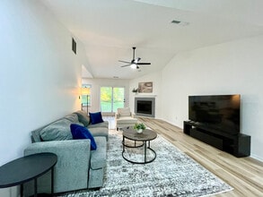 Building Photo - 3210 Oak Lawn Dr