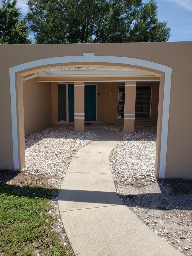 Building Photo - 8060 Canterbury Cir