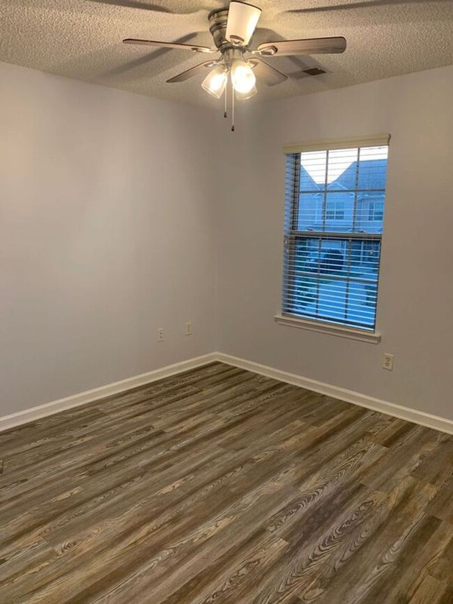 Building Photo - Townhome in LIVE OAK! MOVE IN READY NOW!!