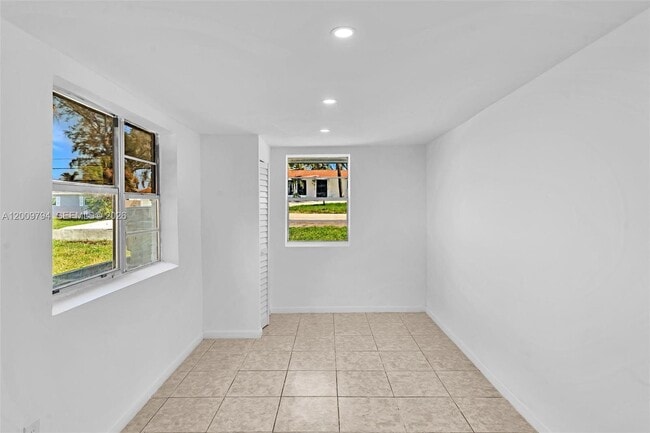 Building Photo - 4156 SW 49th Ct