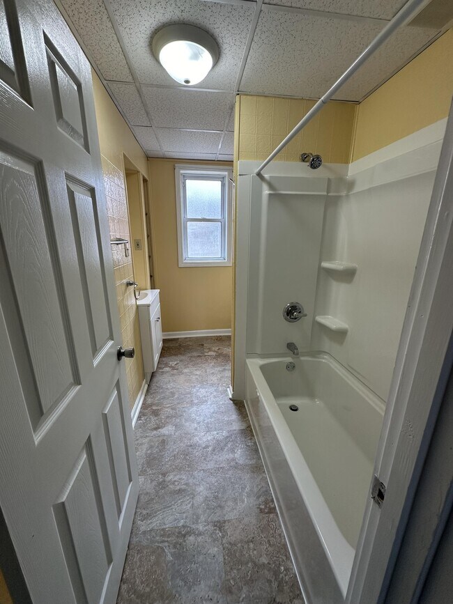 Building Photo - 906 Gompers Ave