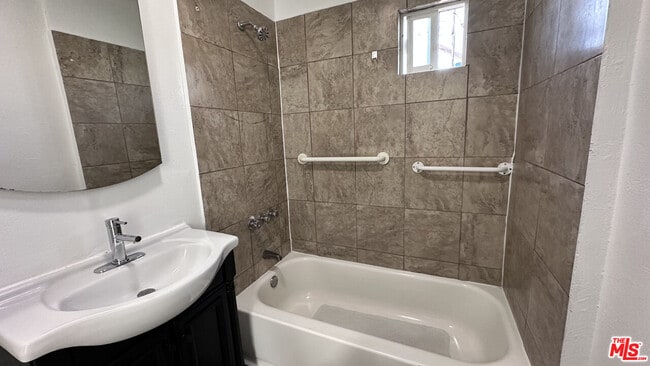 Building Photo - 1709 W 70th St