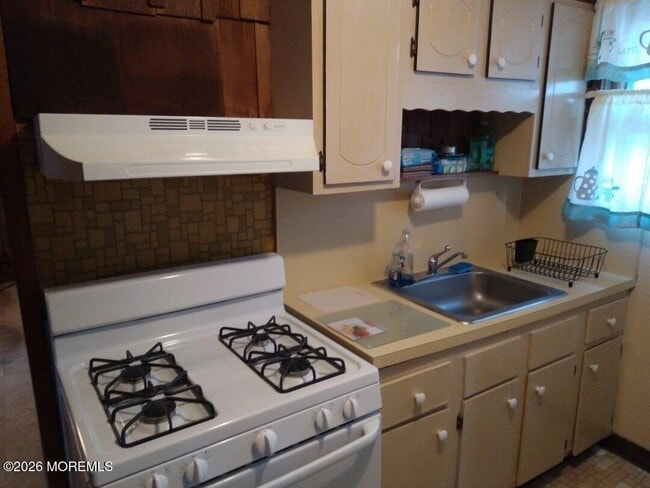 Building Photo - 10 Lake St