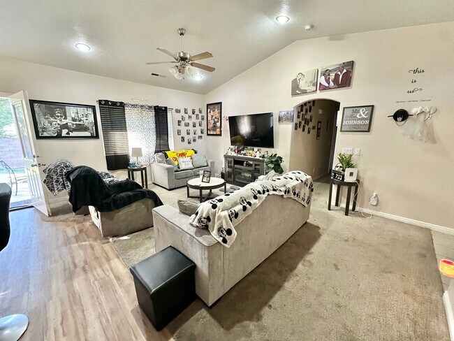 Building Photo - Charming 3 Bed, 2 Bath Home!