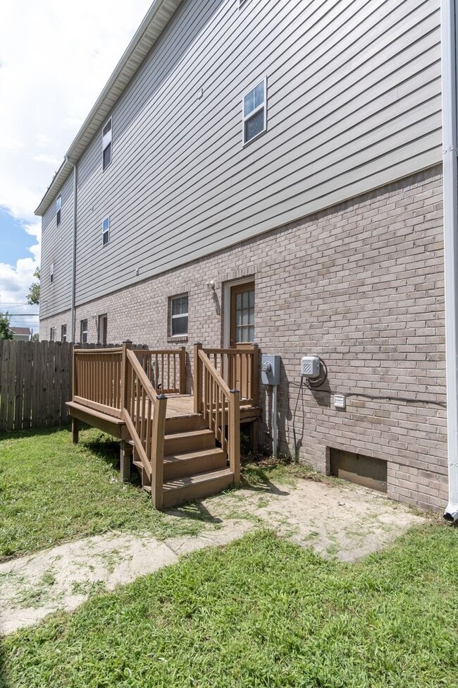 Building Photo - MOVE IN READY 3 Bedroom!