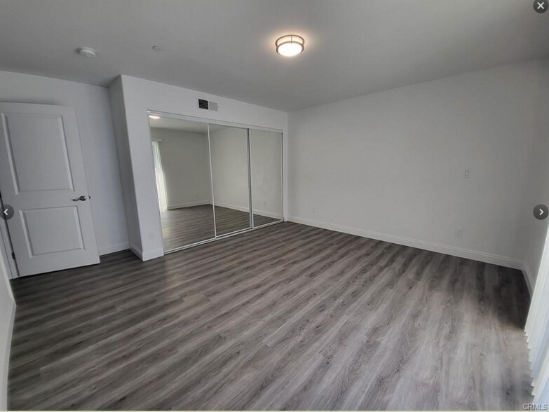 Building Photo - 14614 Vanowen St