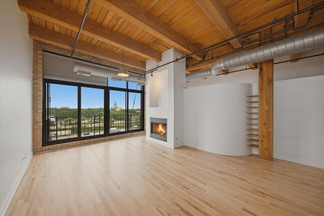 Building Photo - 1250 W Van Buren St