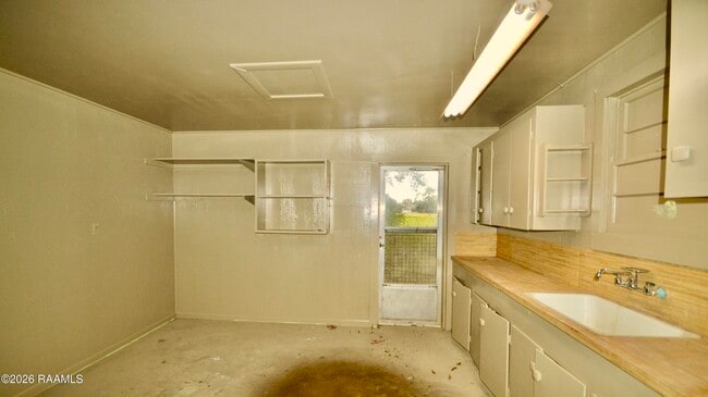 Building Photo - 2114 S Ave F