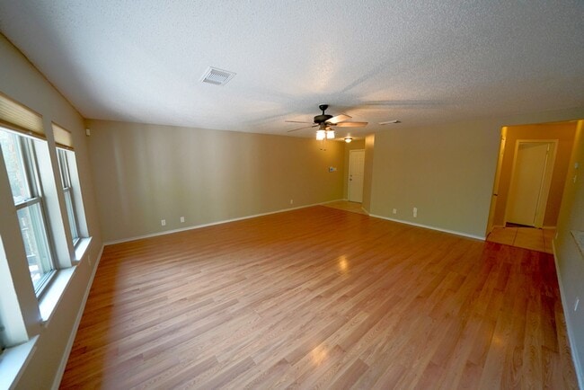 Building Photo - Wonderful Home in the Quiet Kingswood Heights Subdivision - Realtor Commission: $500