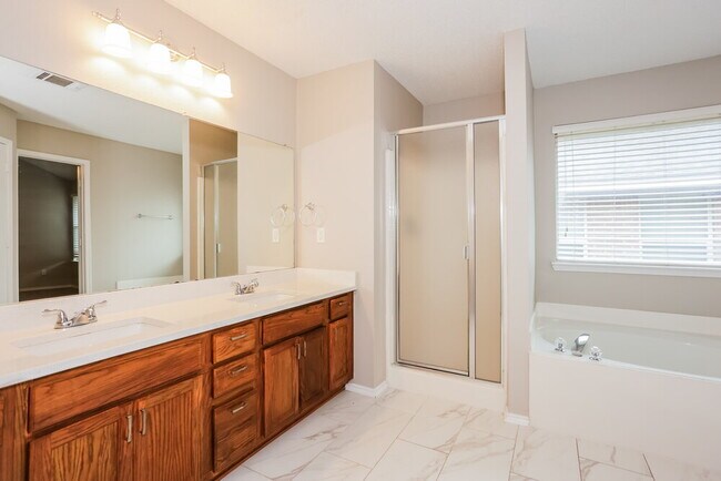 Building Photo - 720 Duke Dr