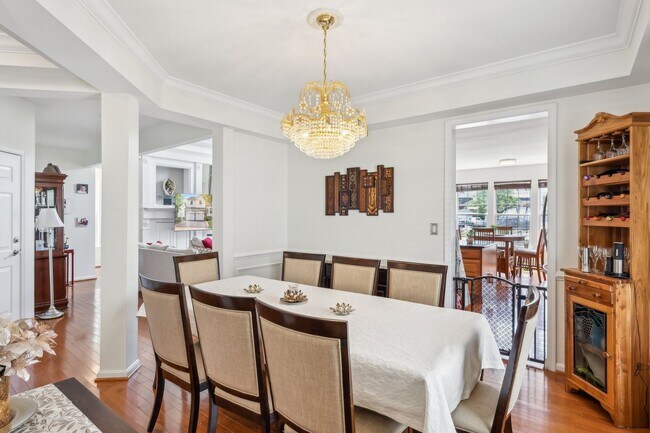 Building Photo - Stunning single-family home filled with th...